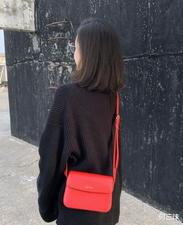 何三沫 秋冬穿搭不要搭配太多元素，有时候穿一件毛衣就够了，温柔又耐看