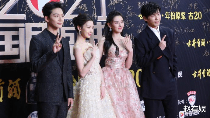 杨幂|红毯背后的“内卷”：明星冬天露肩、露腿成常态，粉丝也跟着操心