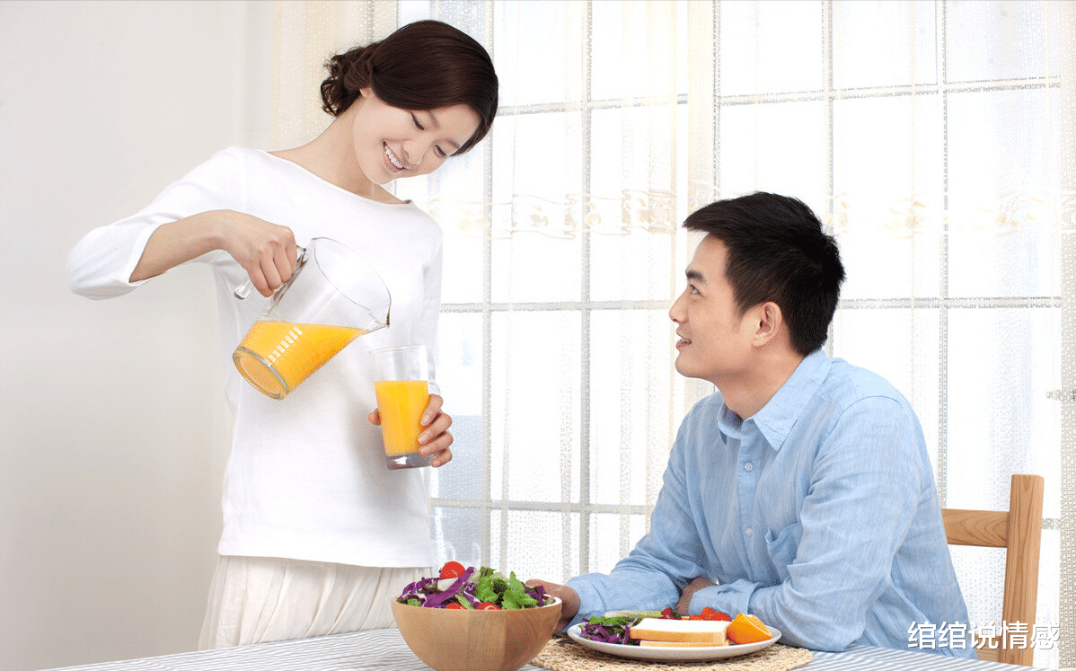 绾绾说情感|51岁大妈和33岁男人再婚,大妈:晚上太折腾,男人:夫妻就该这样