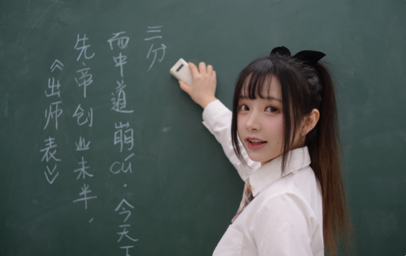 |90后女老师穿“洛丽塔”上课，配白丝+双马尾，家长：请自重