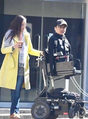 天生没手没脚的日本作家，娶了漂亮学妹不知足，婚后15年劈腿50人