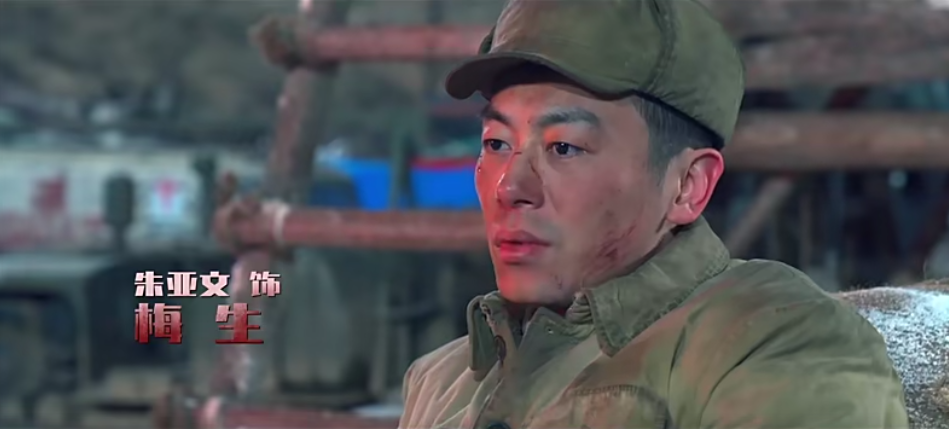 朱亚文|《长津湖》最绝的一幕，朱亚文对着照片演完父爱，2个细节泪目