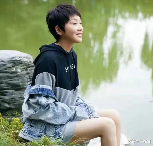 发型 50岁的闫妮这是逆生长吗?皮肤紧致没皱纹,换成短发后意外显年轻