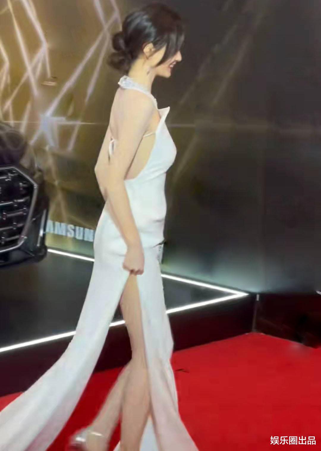 Angelababy|杨颖穿露背装亮相，造型清爽身材傲人，路人视角下依然迷人