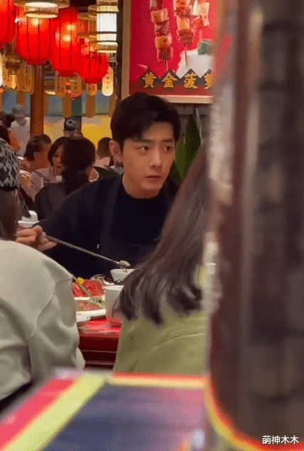 肖战|肖战深夜吃火锅发博分享，却遭店家泄露庆功宴行踪，惨被围堵