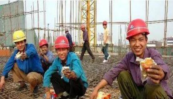 工资有保障了?11月起,农民工收入统统按照新规处理,需要留意
