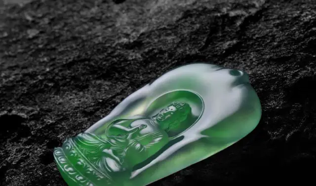 玉雕|飘绿花的冰种翡翠片料，玉雕师巧夺天工，最后成为收藏极品！