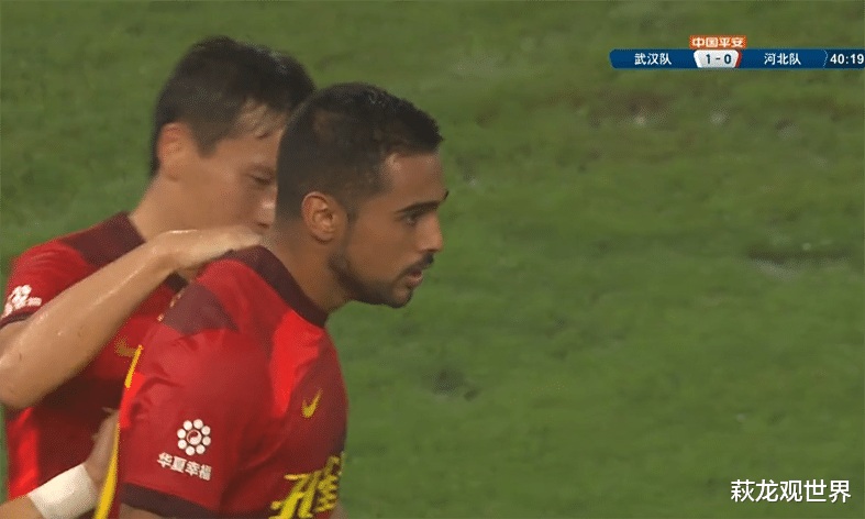 李霄鹏 三哥拼满全场 李霄鹏拿手机笑得合不拢嘴！莱昂纳多争冠组反戈泰山