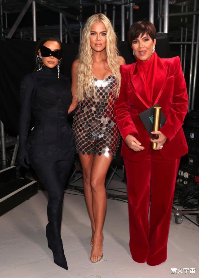 金·卡戴珊|37岁科勒·卡戴珊穿镜片裙领奖，身姿挺拔，坦言因NBA前任而心烦