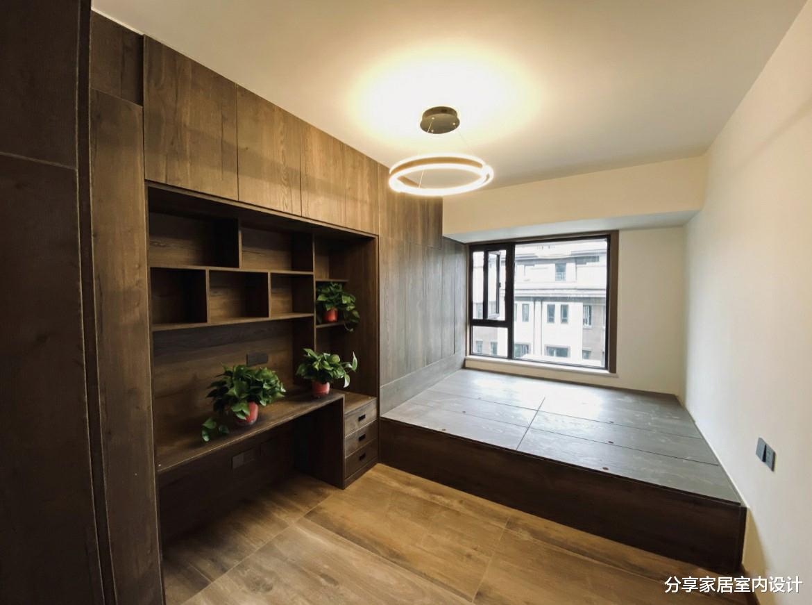 她第一次装修130平新房，坚持全屋木地板，电视墙设计非常实用！