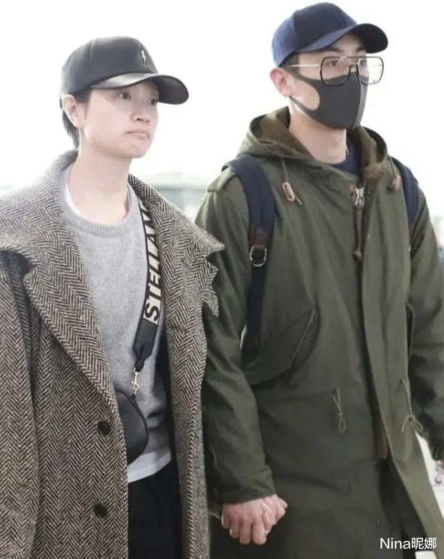 朱亚文|朱亚文机场搂妻超腻歪！娇妻穿旧大衣眼窝深陷，38岁真是素颜美人