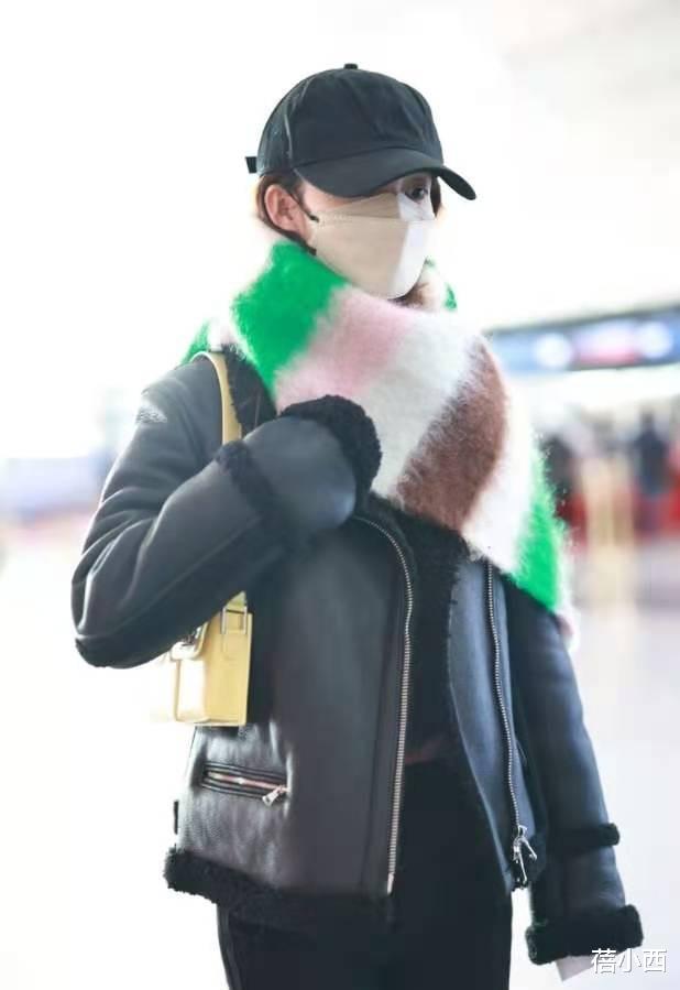 李沁|李沁真的太会穿了，皮毛一体外套+撞色围巾，简约时髦还特显气场