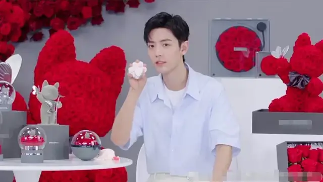 肖战|肖战出席直播活动，造型清爽似少年，秒登海外热搜人气不减