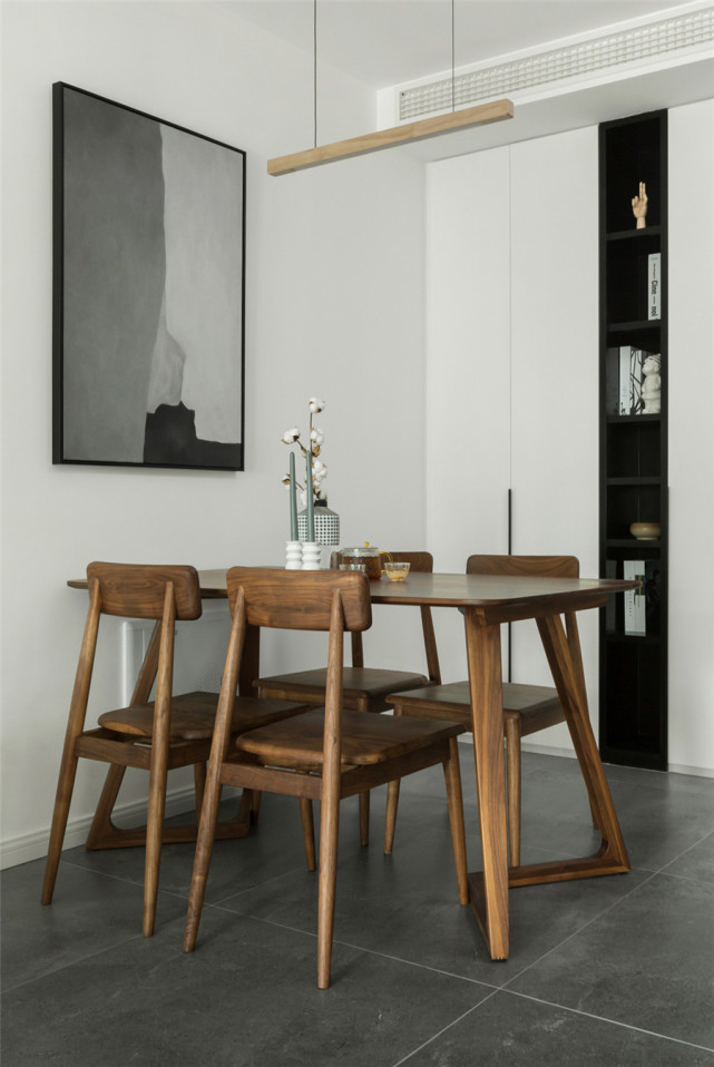 112?? 餐厅边墙设计一排柜体,藏和显结合,白和黑对比