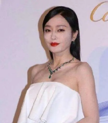 好物官|明星镜头怼脸“翻车”大合集，脸上卡粉爆痘，涂多少层都盖不住