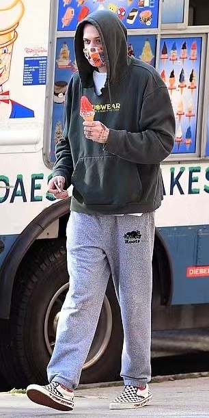 林俊杰|金卡戴珊带子女霸气出街！踩Vans与28岁男友秀恩爱，8岁西北胜似女明星