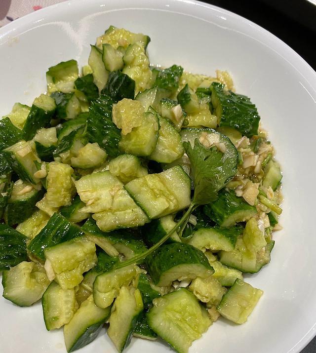 Angelababy|岳云鹏晒除夕午餐，简单接地气，网友看后吐槽：没有饺子，差评！