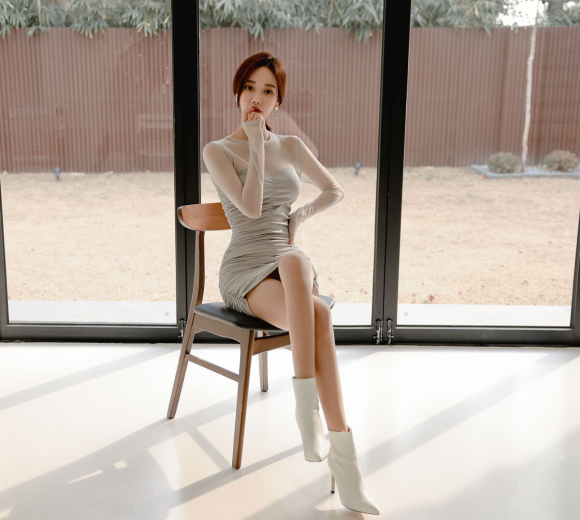 心壹穿搭|女神孙允珠高清时尚搭配:梦帘雅灰轩墨花领古典包臀裙