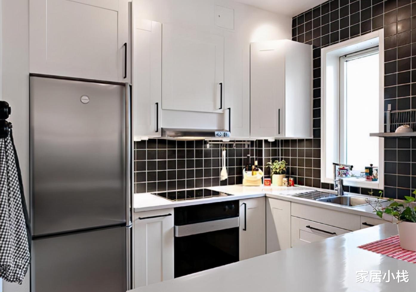 42岁阿姨，客厅从不用拖把，地面却干净如新，做法好高明