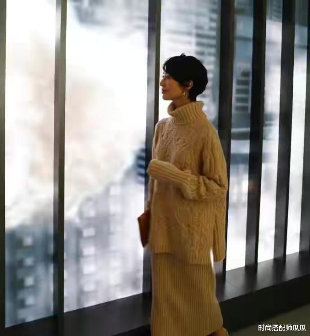 时尚搭配师瓜瓜 到了55岁的“家庭妇女”，秋冬备齐这3件就足够，日常百搭还挺时尚