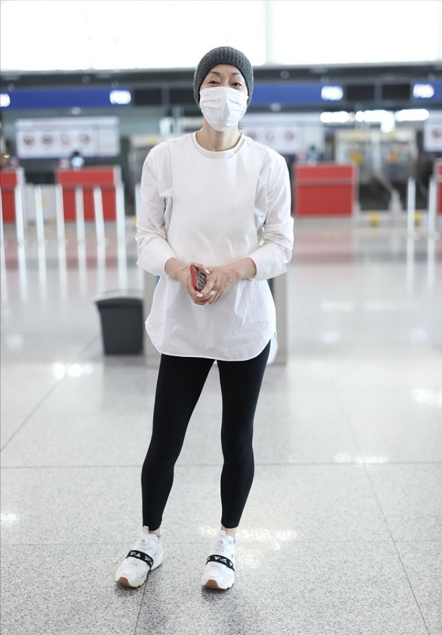 何有强|毛阿敏真是“阿姨圈顶流”,白上衣配紧身裤干净利落,简约大气