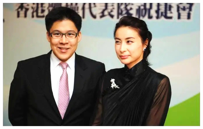 郭晶晶|“豪门女神”郭晶晶美呆了，穿汉服如少女般娇羞，口罩也藏不住美