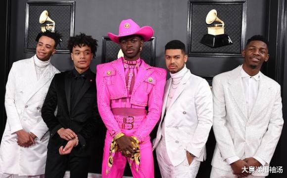 周星驰|知名男歌手成功怀孕？幸福晒出“孕照”，网友：风中凌乱了