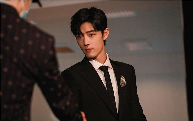 肖战|肖战登上杂志封面还是限量发行，看清这场闹剧的背后，真令人无奈