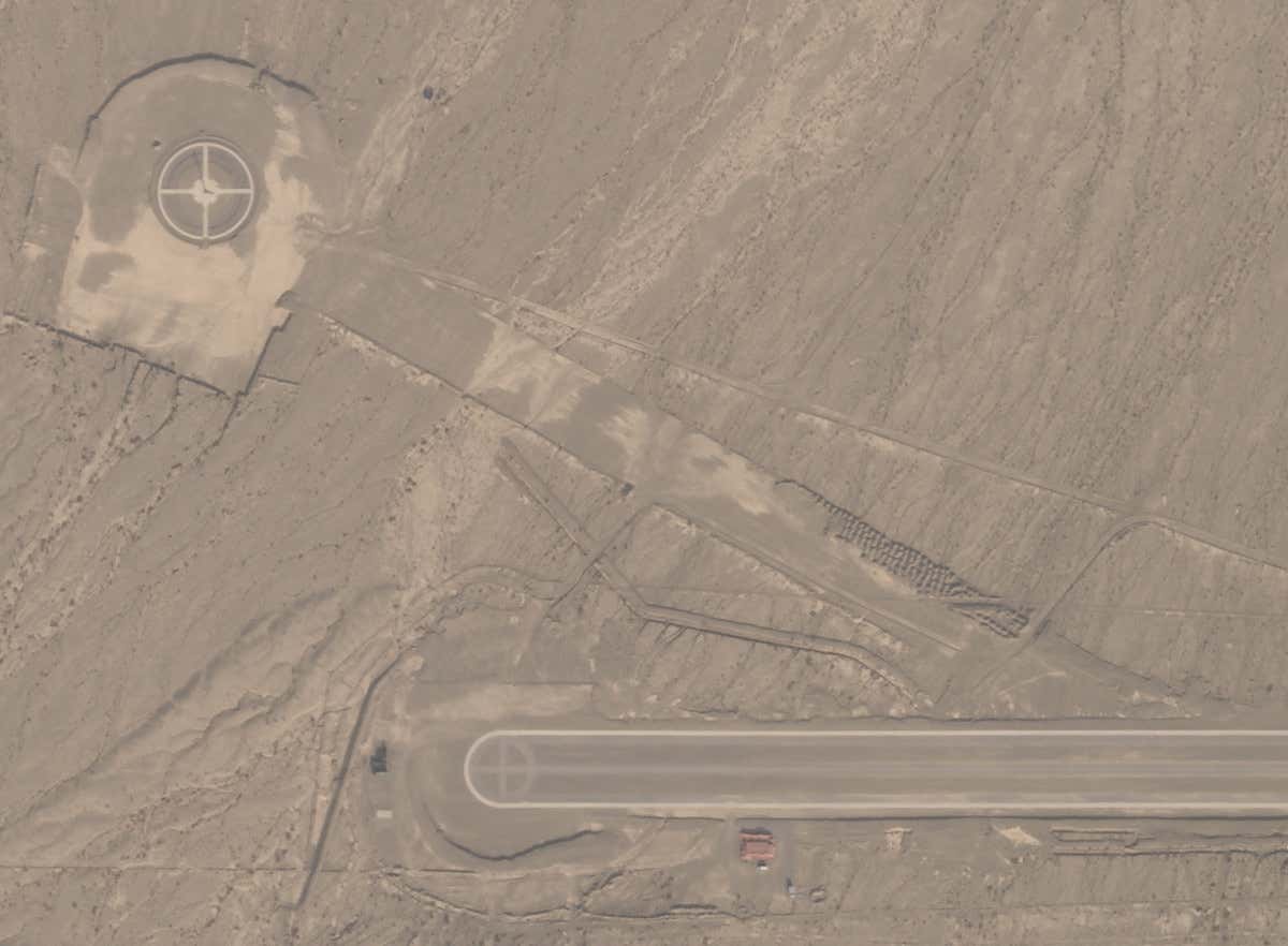 衛星暴露新疆神秘建築群，疑似全新飛行器，或為高強度戰爭做準備-圖2