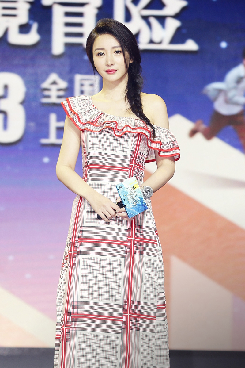 柳岩|我被柳岩的“饱满”身材迷住了!穿一袭蕾丝红色连衣裙,女神真美