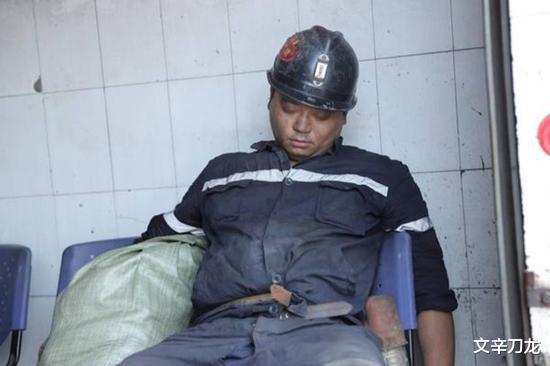 时尚小妹妹 中年男人街边独酌满目艰辛！网友：在他身上看见了心底的孤独