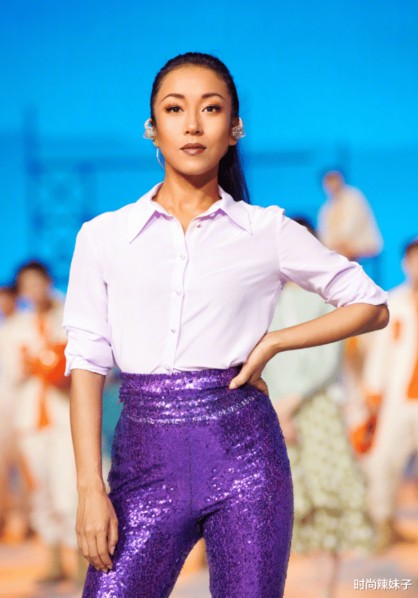 时尚辣妹子|吉克隽逸挑战“闪紫裤”，明艳晃眼显腰细，不愧是“内娱黑美人”