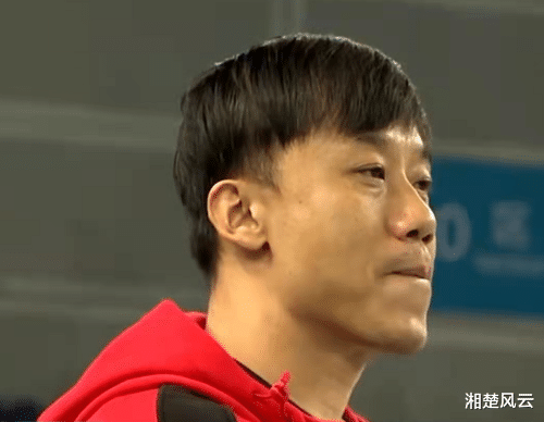 江苏女排|江苏女排3-0山东，与上海队进行半决赛，李岩龙神情落寞站在场边