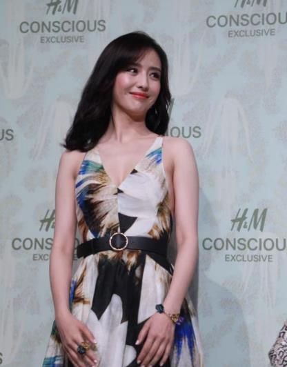 佟丽娅|佟丽娅越来越大胆!穿深V吊带裙后背全裸,秀出好身材一览无余