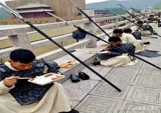 王蓉|横店20万群演现状：美女校花遍地，男群演无论美丑都成了香饽饽