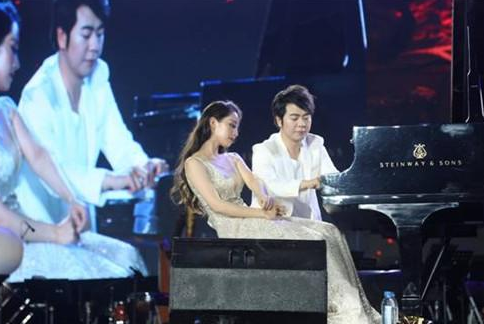 扎心|郎朗妻子“真人”长啥样？路人镜头展现真实颜值，网友;太扎心