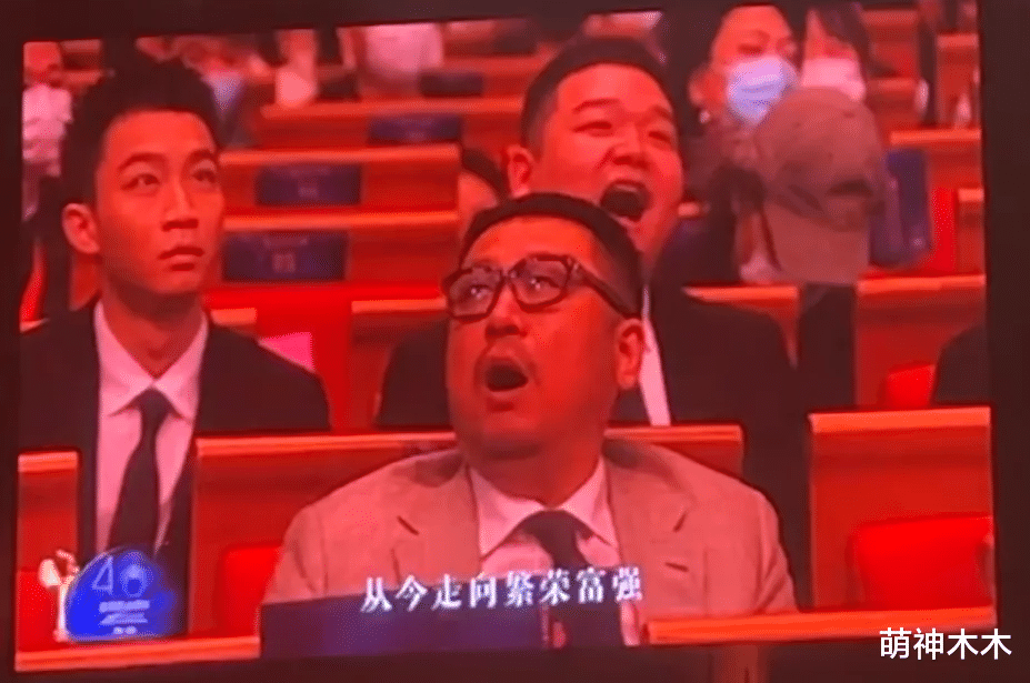 贾玲|金鸡奖众星台下反应太真实：贾玲难掩失落，张译紧张到闭眼抿嘴