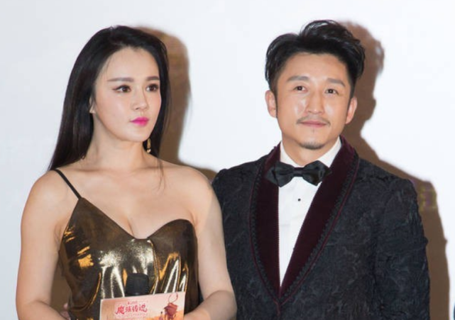 邹市明|邹市明妻子又“作妖”，现身红毯上半身吸睛，网友：邹哥该管管了