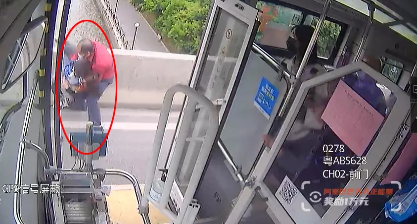 生死就在一瞬间!女子抱娃跳桥,公交司机飞身救下两条命获奖万元