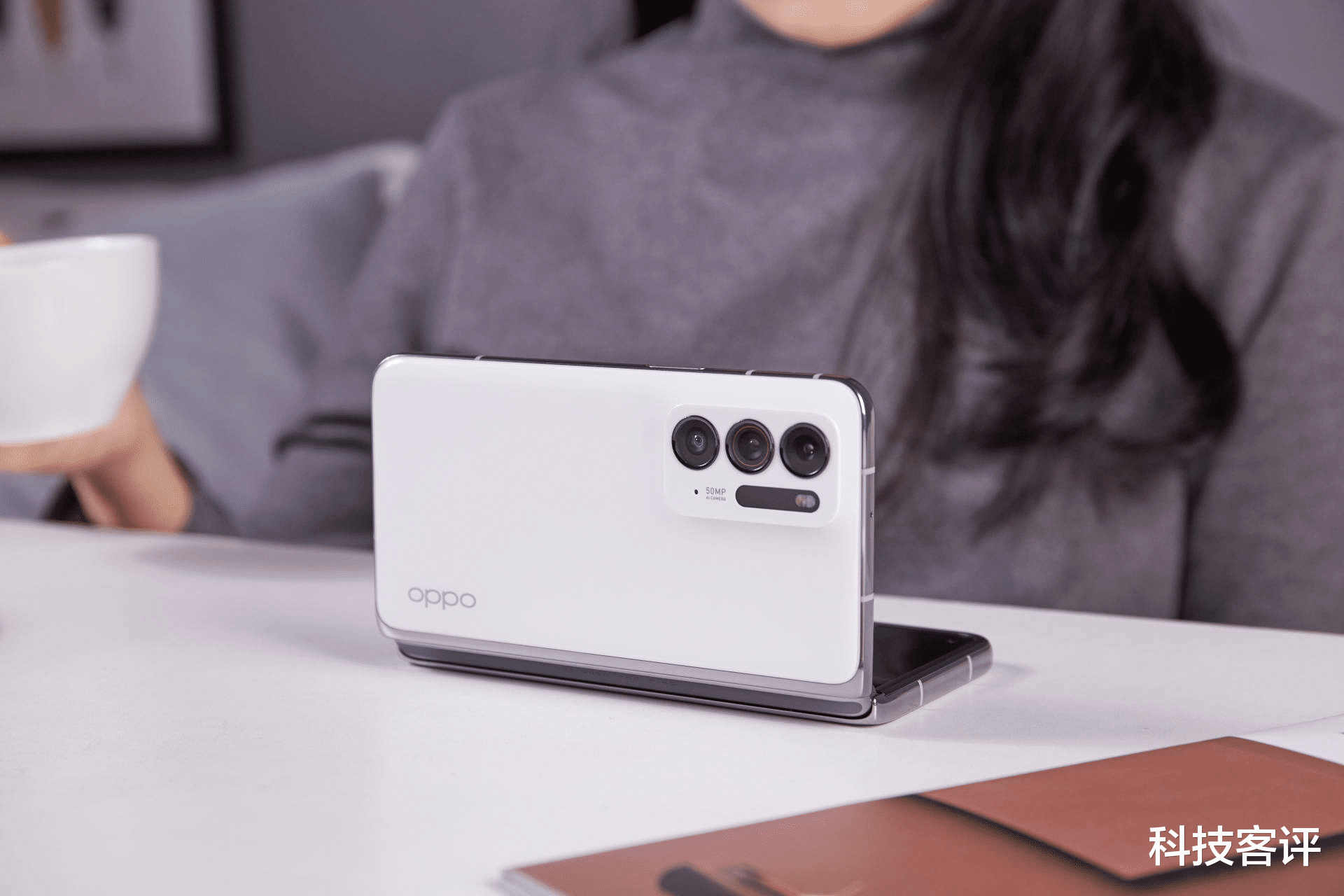 折叠屏|折叠屏悬停功能到底实不实用？上手OPPO Find N体验后找到了答案