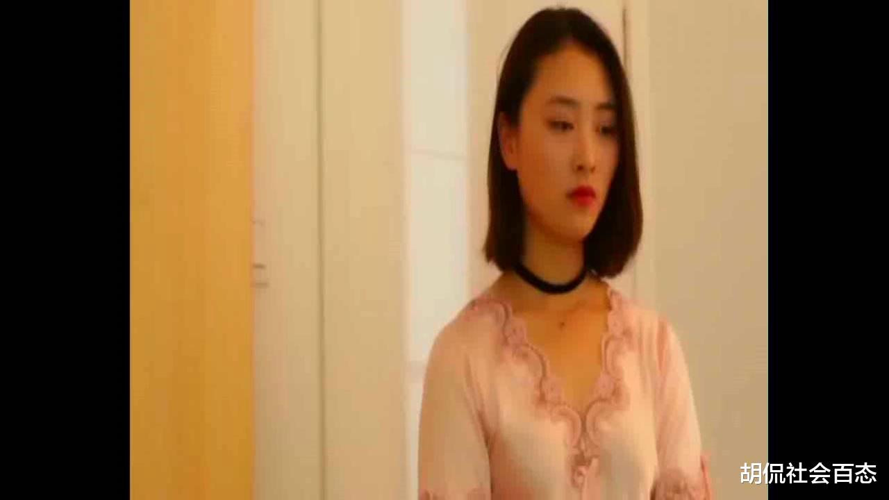 女子疑似偷情被丈夫抓现场,女子:你想多了,俺俩是在做游戏呢!