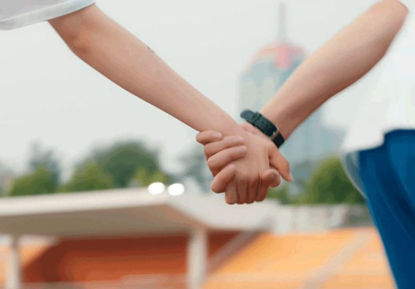 歪妈亲子故事|“科学早恋”兴起，家长非但不禁止，还互称亲家正式交往