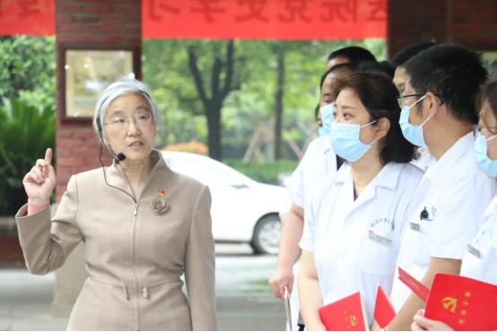 武汉交通广播 全国道德模范、武汉市汉口医院名誉院长为医院党员讲授党史学习教育专题党课