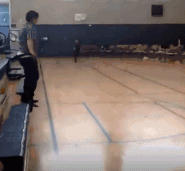 萌控孩|“哥们，你是不是忽略了车窗是透明的？别以为没人看得见！”哈哈