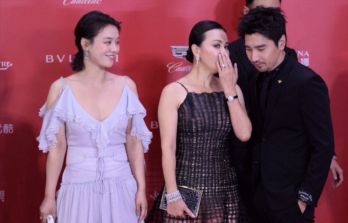 成龙|成龙与范冰冰的合照惹争议，看完其抓拍过程，令人大跌眼球