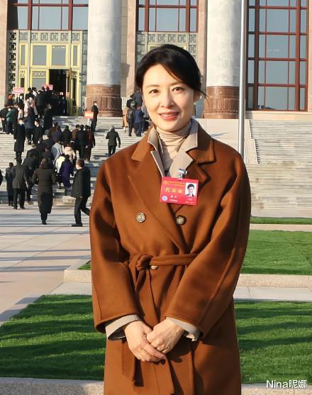 周涛|周涛现身文代会，穿大衣内搭西装打扮像资本家，肤质五官远胜佟丽娅