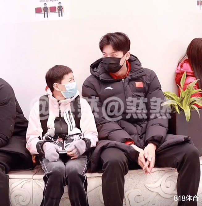 全红婵|齁甜! 汪顺见全红婵戴手套很好奇, 红姐360度演示, 四目相对会心一笑