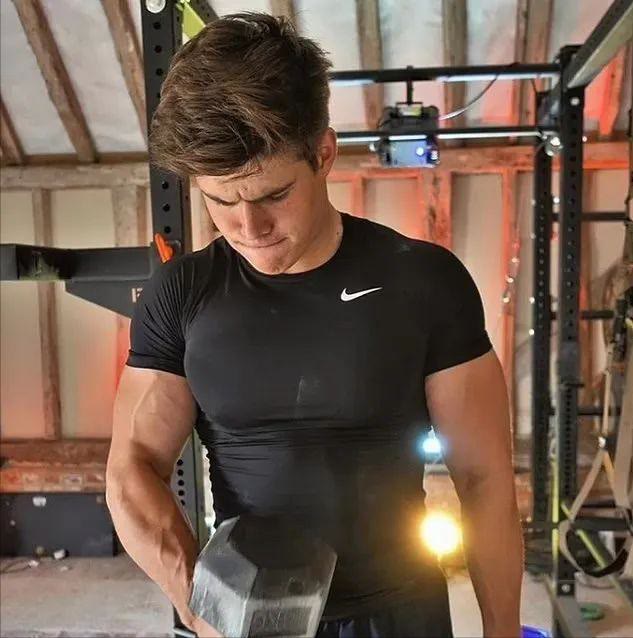世界是你的游乐场|英国王室出了个英俊小哥，女王看好他，有望顶了哈里的缺