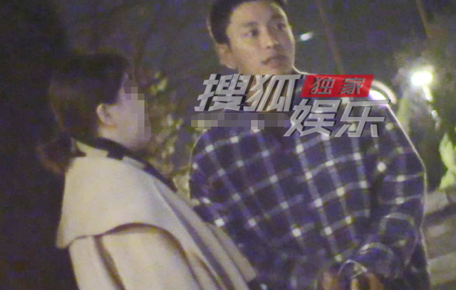岳云鹏|贾乃亮近照发福胖出肚腩，深夜与异性同行，两人一路热聊气氛好
