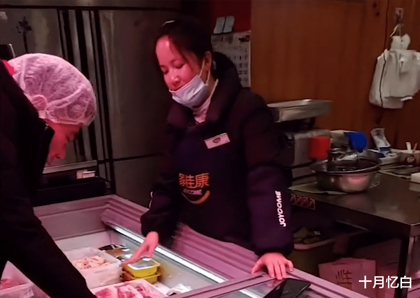 十月忆白 生活所迫:外卖员背着五个月大的孩子送餐,如今女儿一笑萌翻网友